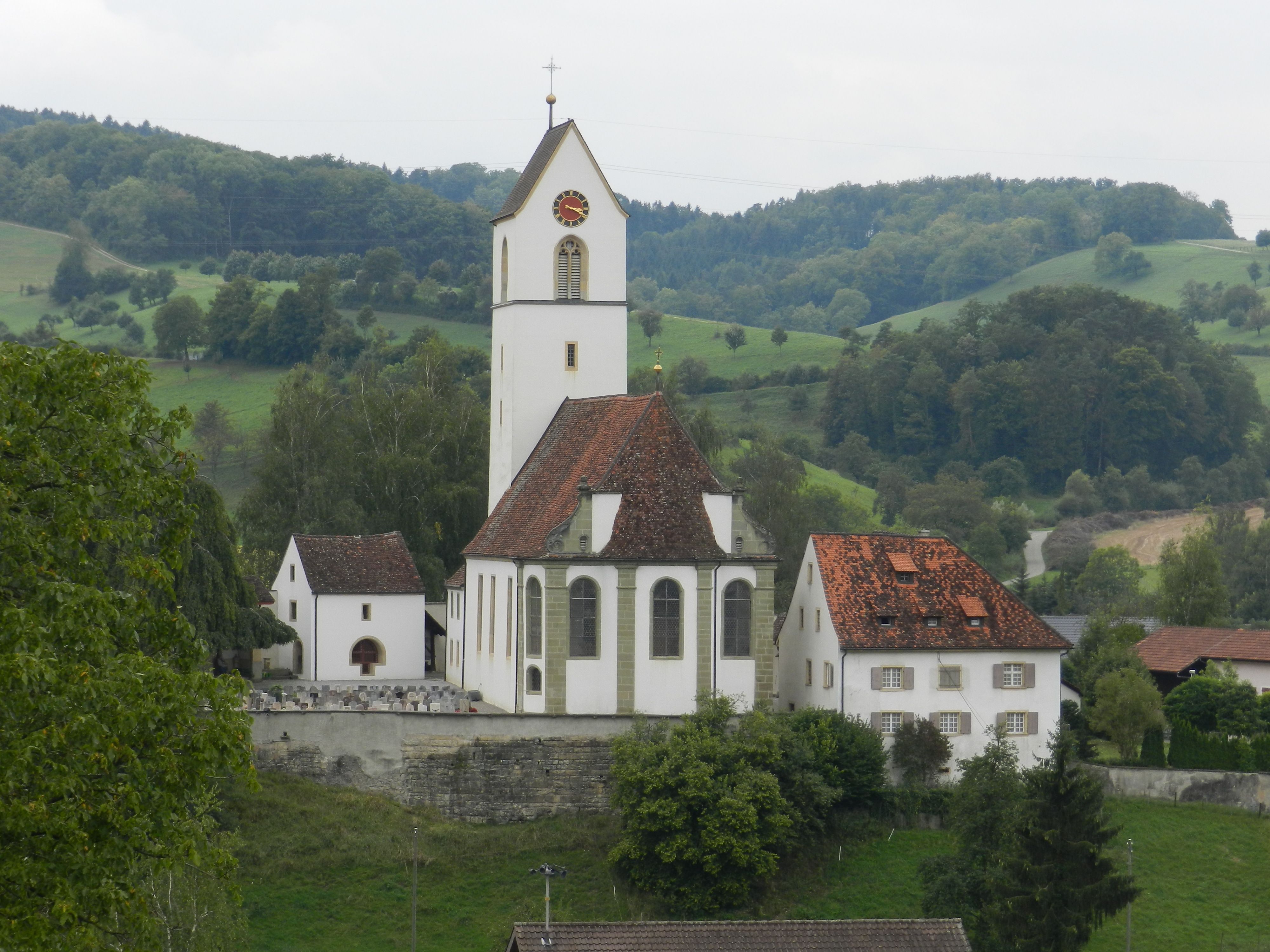 Kapeller og kirker: Opdag arkitekturen i Herznach, Jurapark Aargau, omgivet af naturen.