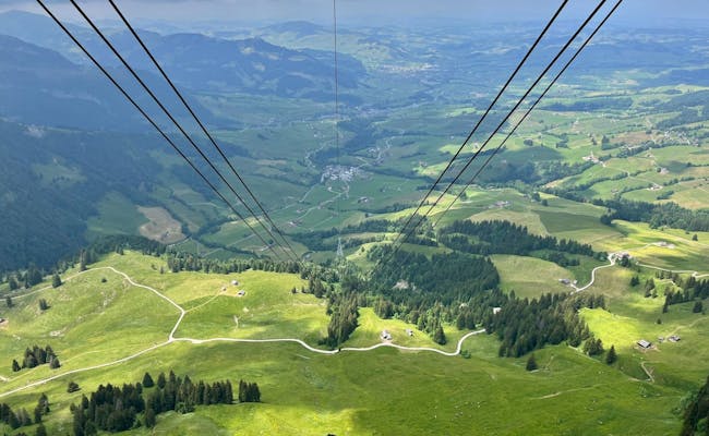 Kastenbahn: vista panoramica mozzafiato sulle verdi montagne e valli in estate