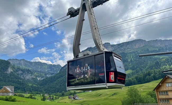 Kastenbahn: Ferrovia sopra prati verdi, montagne sullo sfondo, ideale per bambini e attività di gruppo.