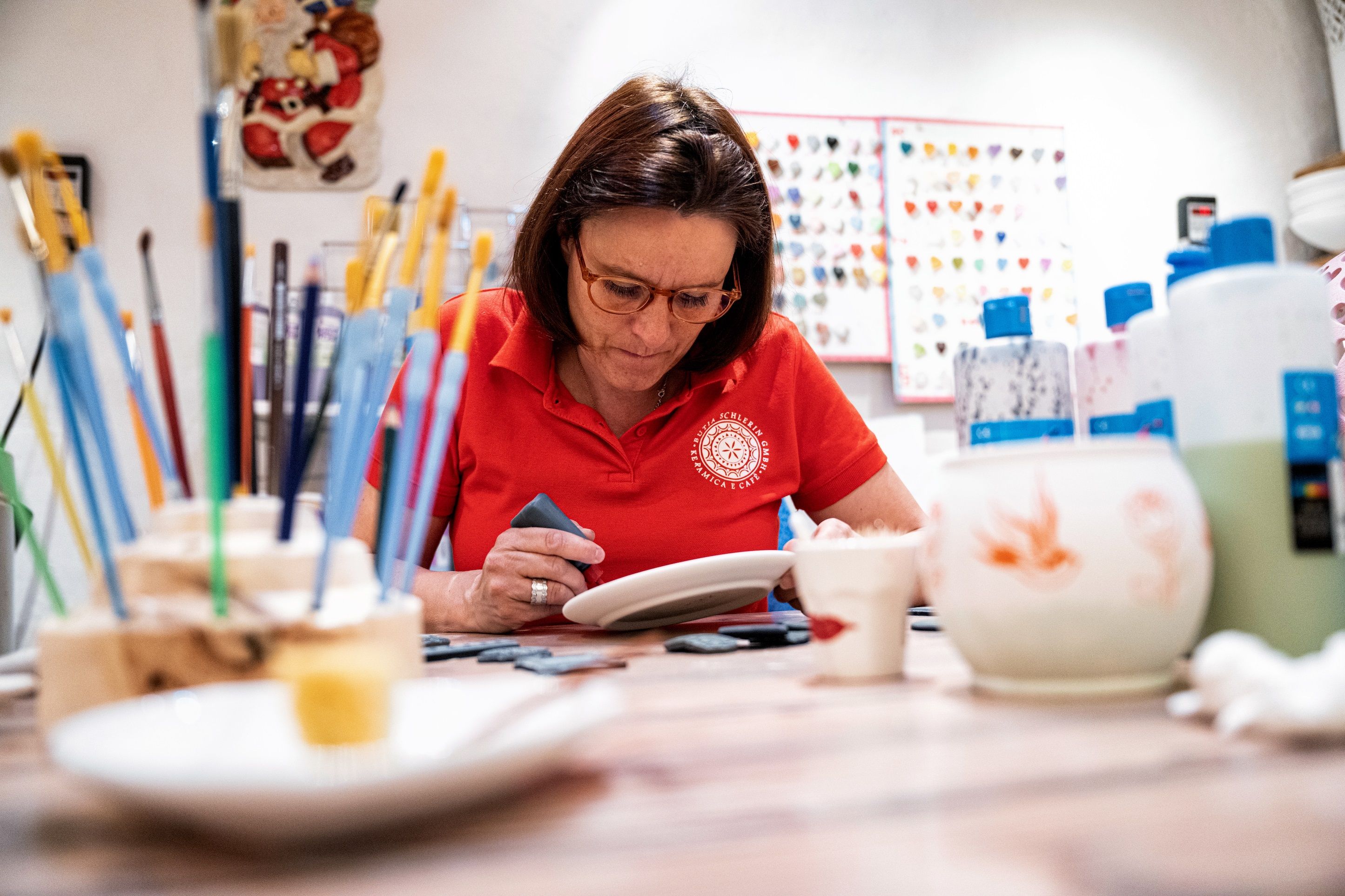 Mewarna Seramik: Teknik melukis kreatif untuk kumpulan dan kanak-kanak di studio yang menginspirasi.