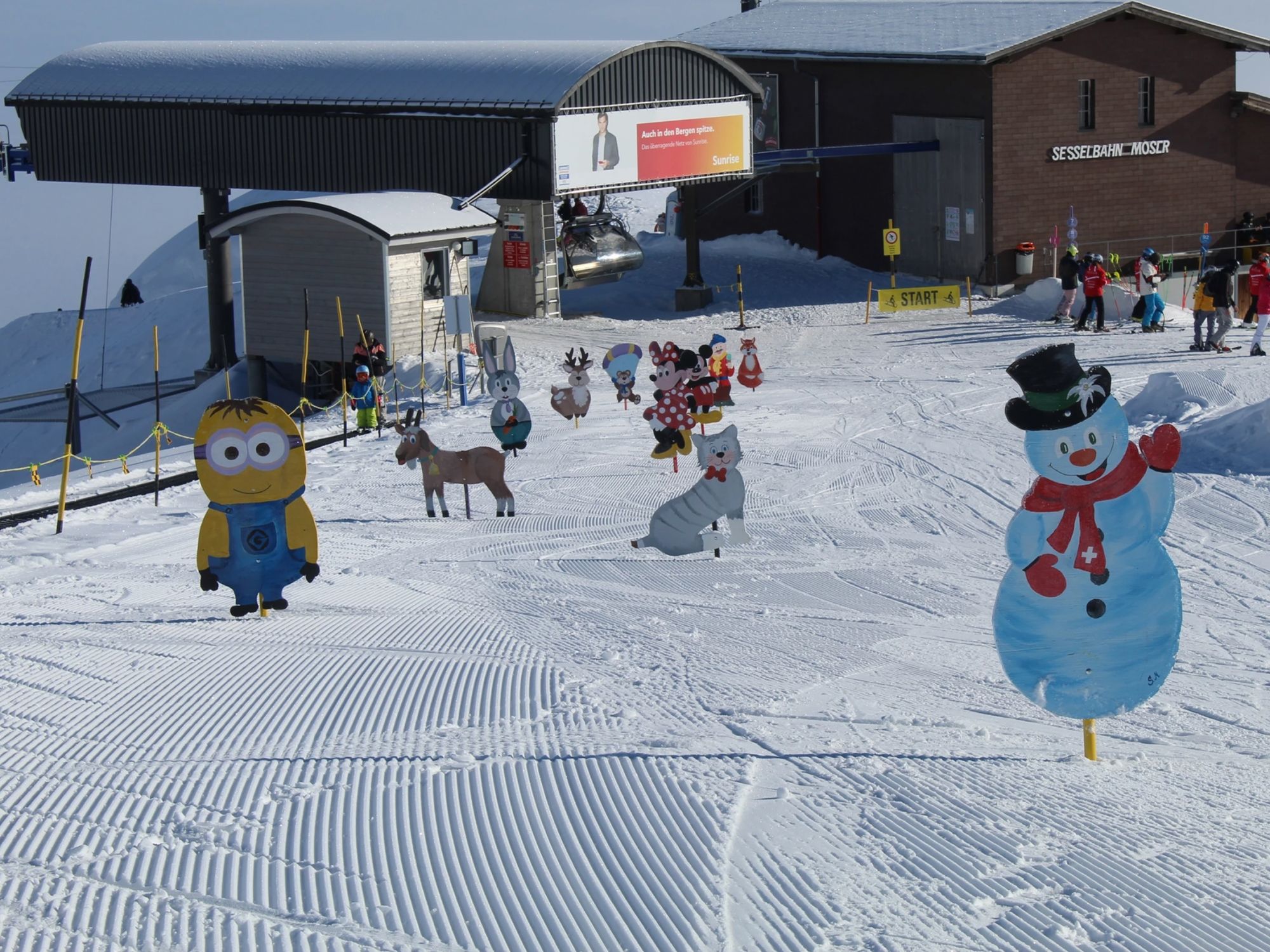 สนุกสุดเหวี่ยงที่ Funpark Tschentenalp สำหรับเด็ก ๆ กับตัวละครหลากสีในหิมะ