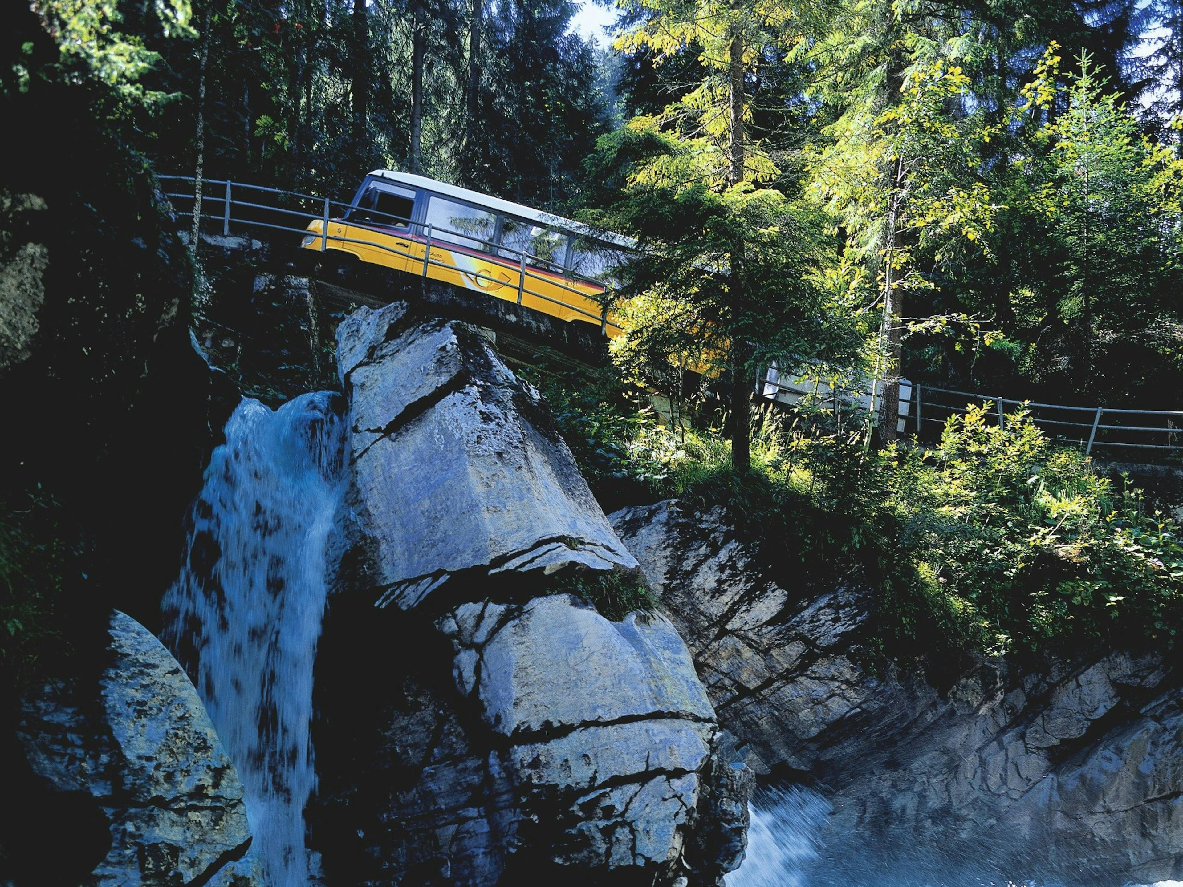 Kiental: Passeio de postauto ao longo de uma natureza deslumbrante e montanhas impressionantes com cachoeira.