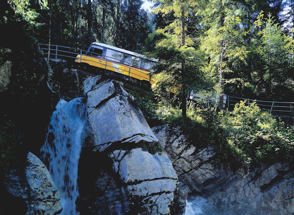 Kiental: Passeio de postauto ao longo de uma natureza deslumbrante e montanhas impressionantes com cachoeira.