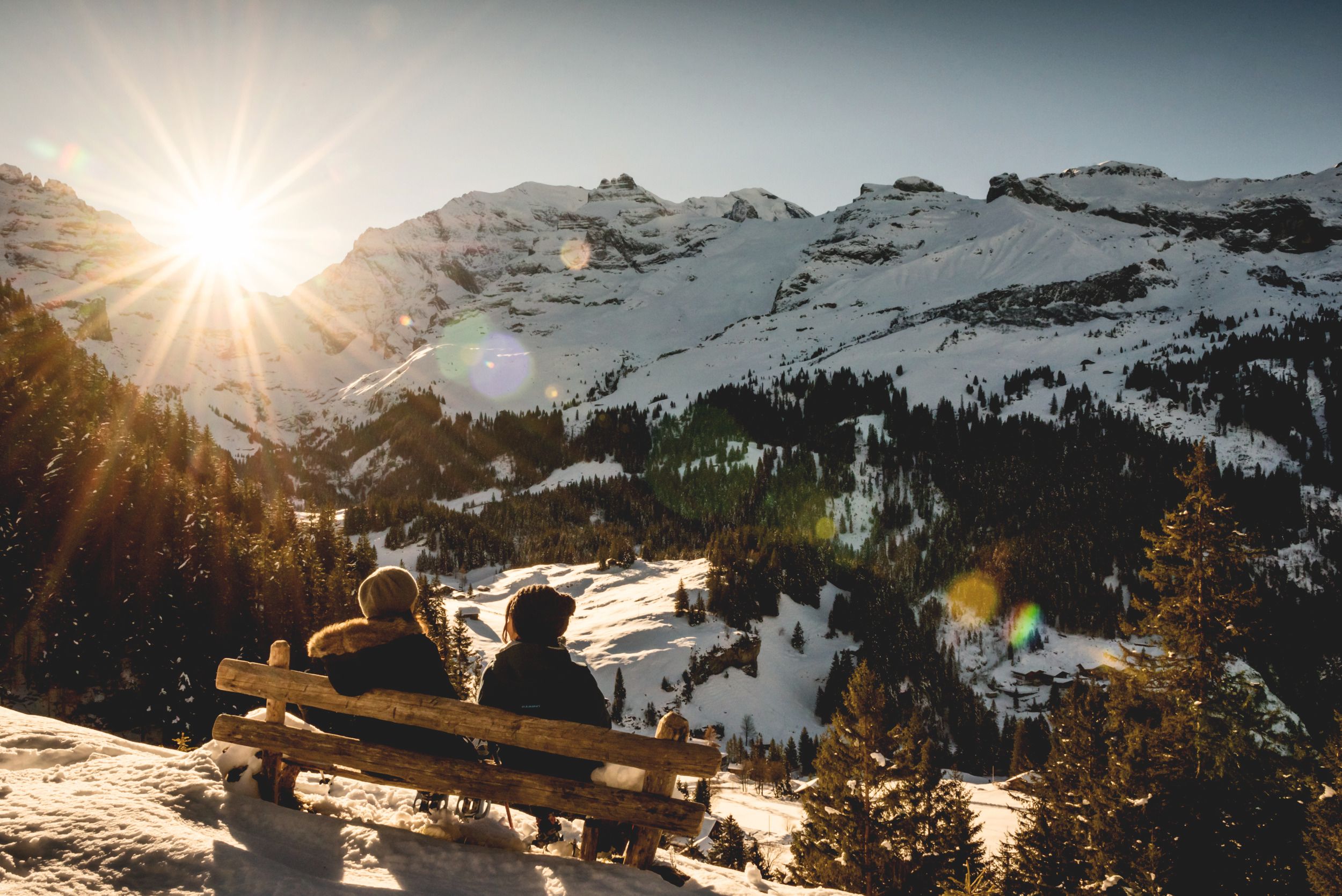 킨탈: 눈으로 덮인 산들과 겨울의 자연을 감상하며 편안하게 지내는 방문객들이 있는 로맨틱한 전망.