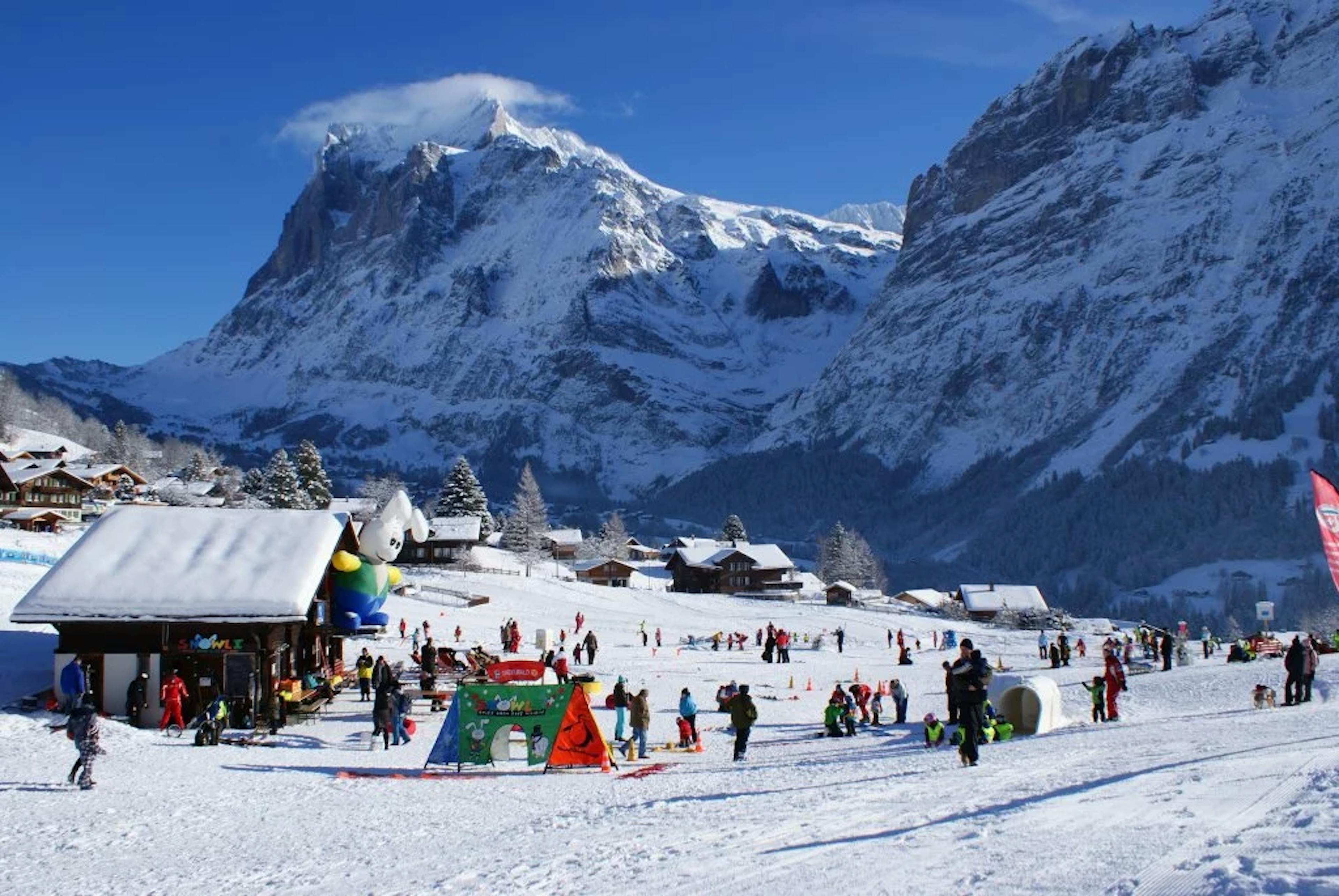 Kinderbetreuung Bodmi Arena: Spaß für Kinder im Schnee mit Spielbereichen und Bergblick