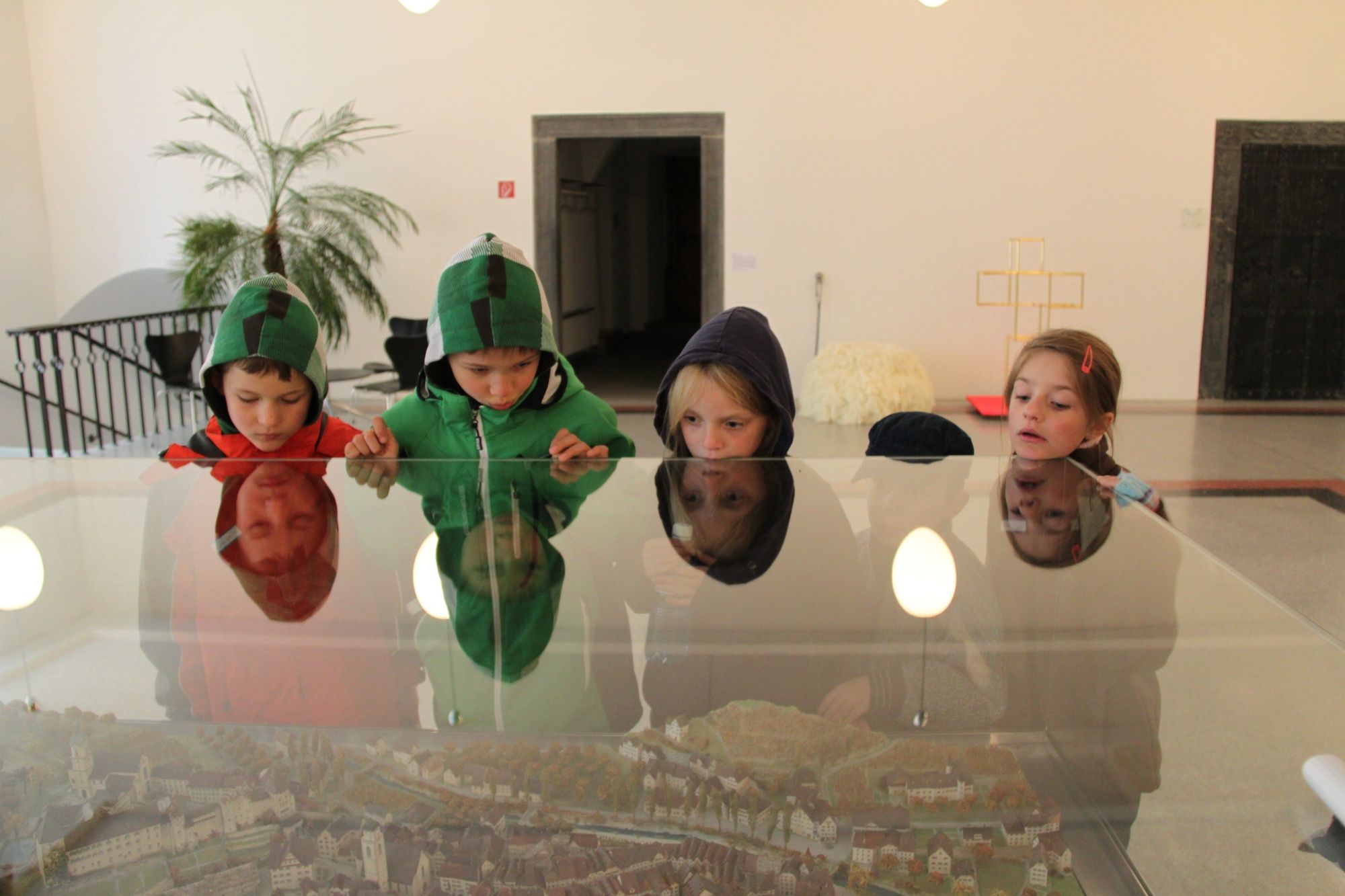 Kinderführung in Chur mit Kindern am Modell der Stadt. Erlebe spannende Abenteuer in der Natur.