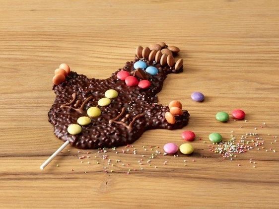День рождения для детей: Весёлое шоколадное лакомство с яркими сладостями для отличного праздника.