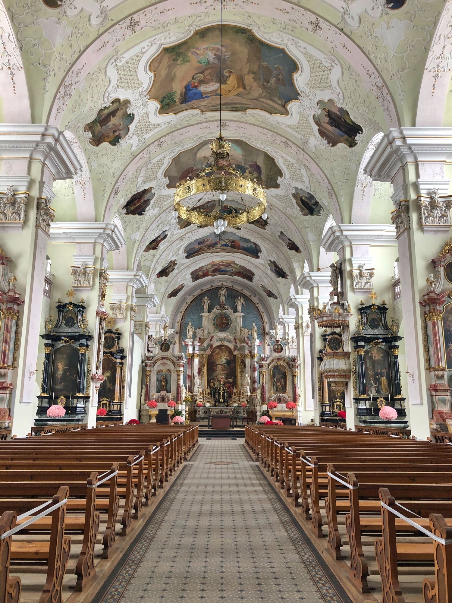 Εκκλησία του Ενγκέλμπεργκ, εσωτερικός χώρος με διακοσμημένες καθίσματα και έργα τέχνης.