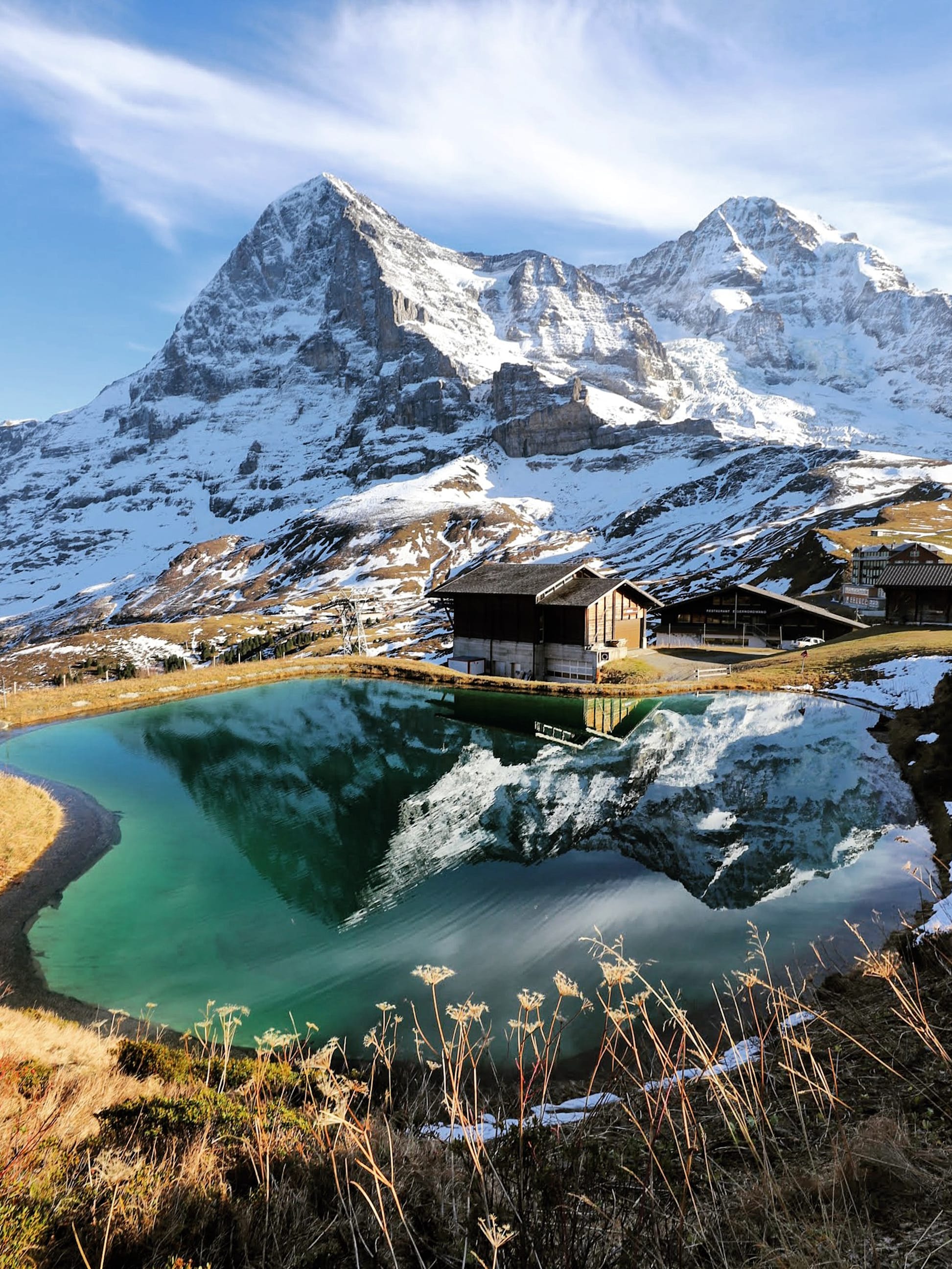 Kleine Scheidegg: lago di montagna pittoresco con vista sulle impressionanti vette della Svizzera