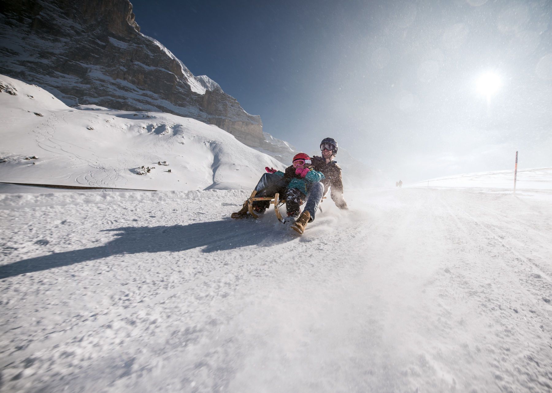 Fox Run: Duas crianças travam-se a deslizar na neve na paisagem invernal.