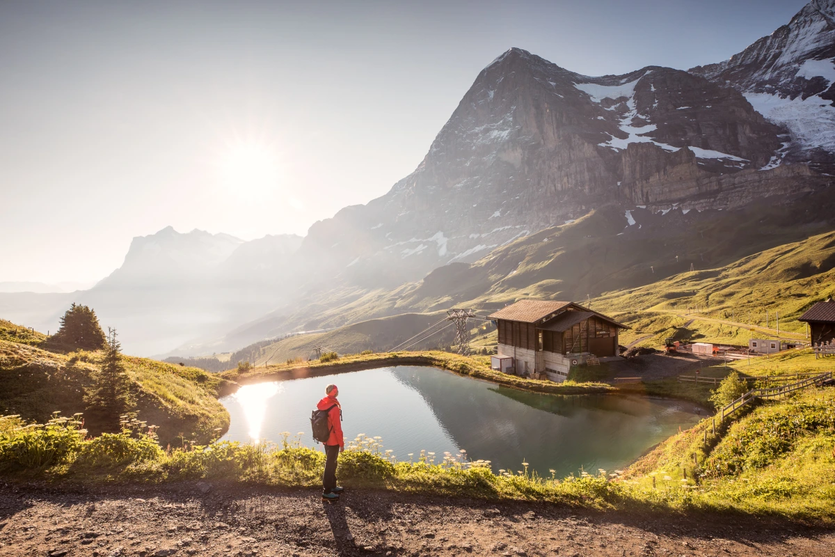Kleine Scheidegg: Vandreture i bjergene med fantastisk udsigt og roligt sø i sommermånederne
