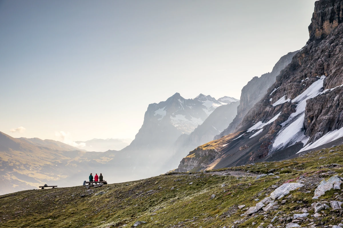 Kleine Scheidegg: Vandrerne nyder udsigten over Eiger og de omkringliggende bjerge om sommeren.