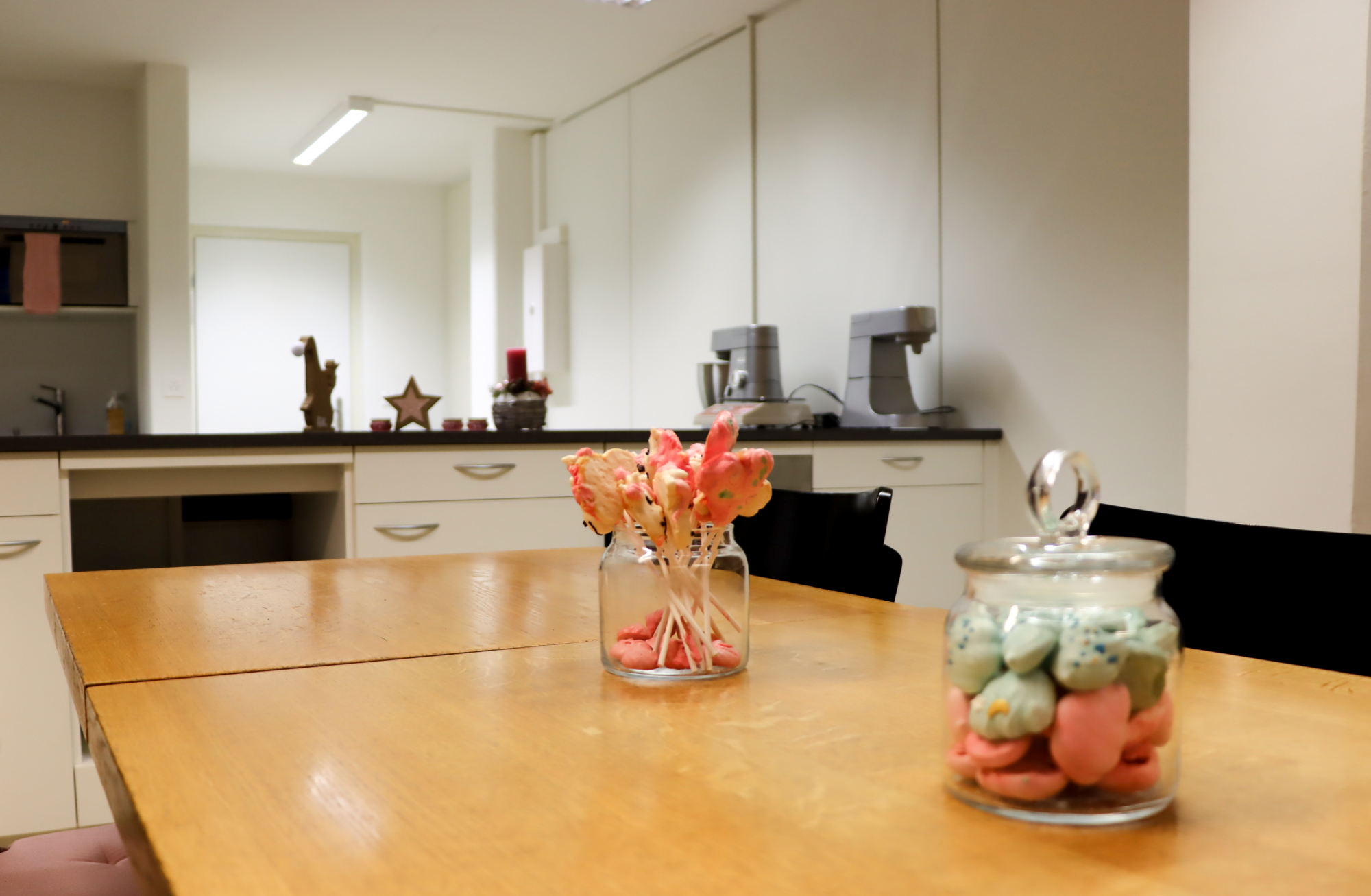 Μαθηματικό εργαστήρι για παιδικά πάρτι με μικρά γλυκίσματα και νόστιμα γλυκά σε σύγχρονη κουζίνα.