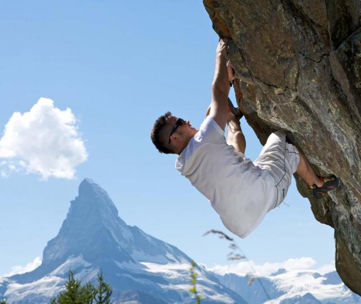 Klettersteig Zermatt: Kletterer im Aufstieg vor dem Matterhorn in atemberaubender Umgebung.