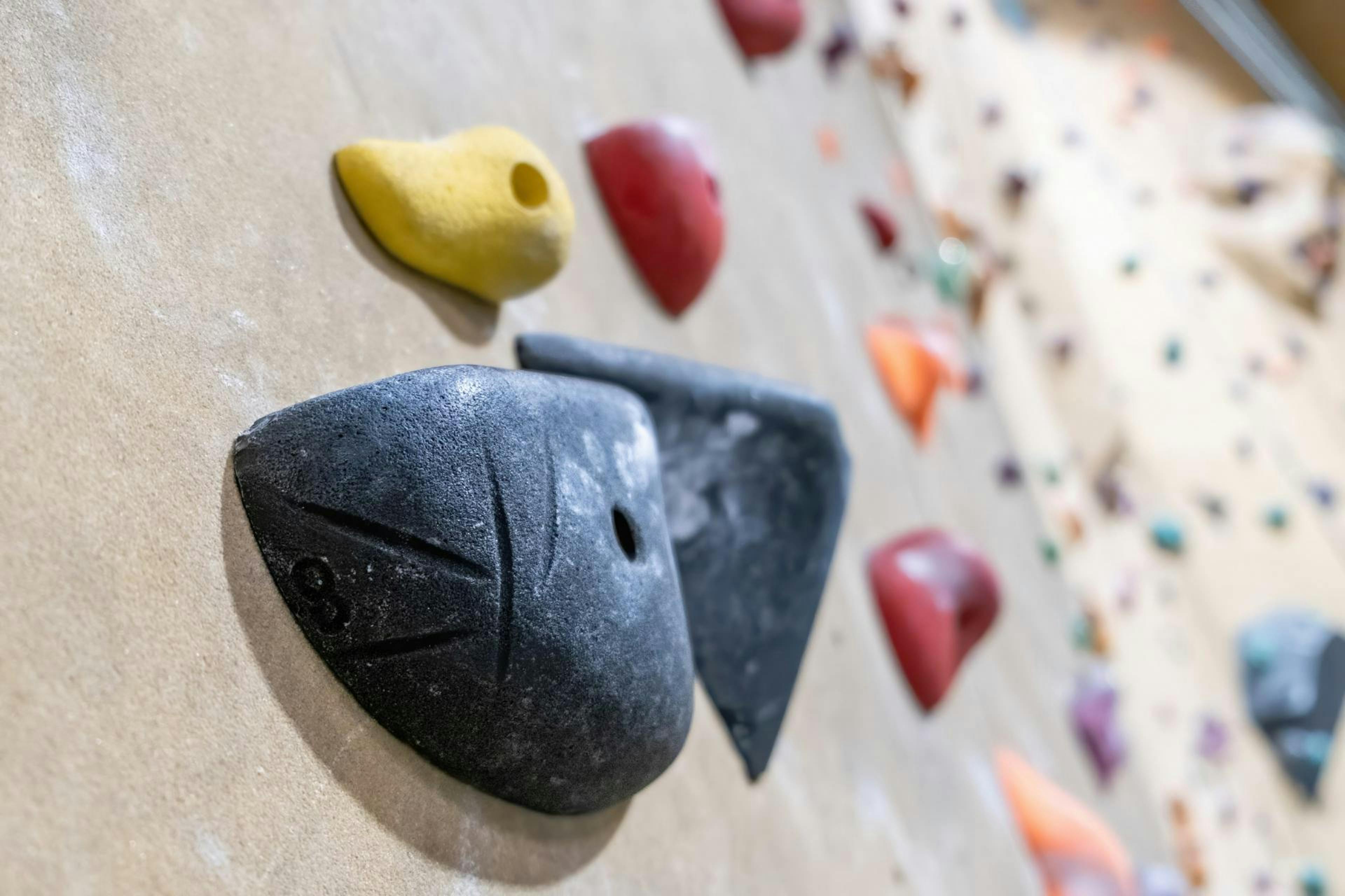 Pared de escalada: Escalada indoor en Zermatt con agarres coloridos y rutas desafiantes.