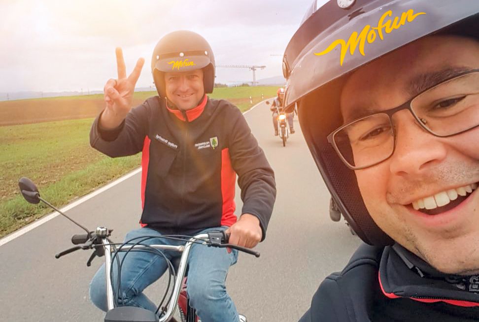 Klettgau: Berkendara skutik bersama teman di alam bebas, cocok untuk petualangan dan aktivitas kelompok.