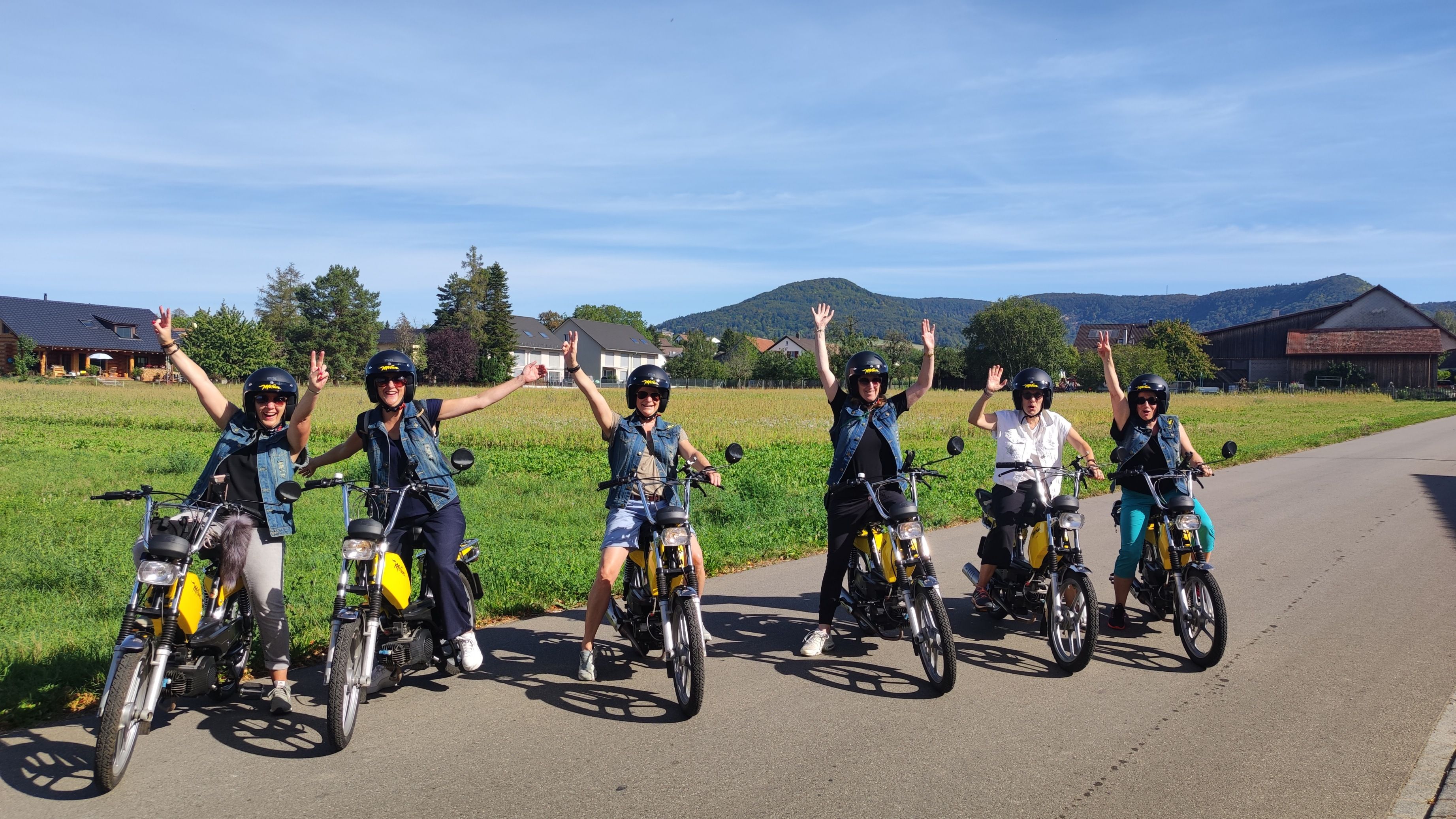 Tour skuter di Klettgau bersama teman-teman di lanskap indah saat cuaca cerah
