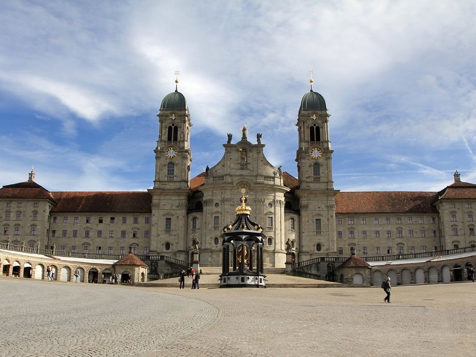 Monastero di Einsiedeln: Edificio storico con architettura barocca e dintorni sul Lago di Zurigo.