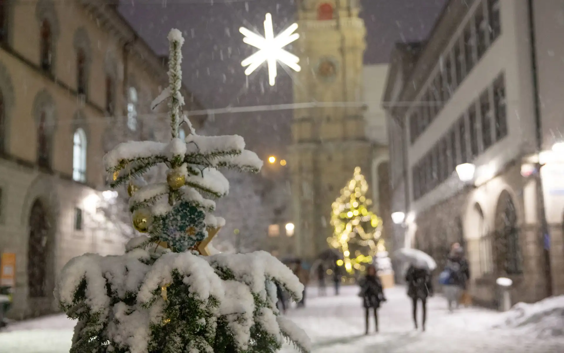 सेंट गैलेन के क्लोस्टरप्लाज़ वसंतकाल में त्योहारों की रोशनी के साथ, बर्फ से सजी