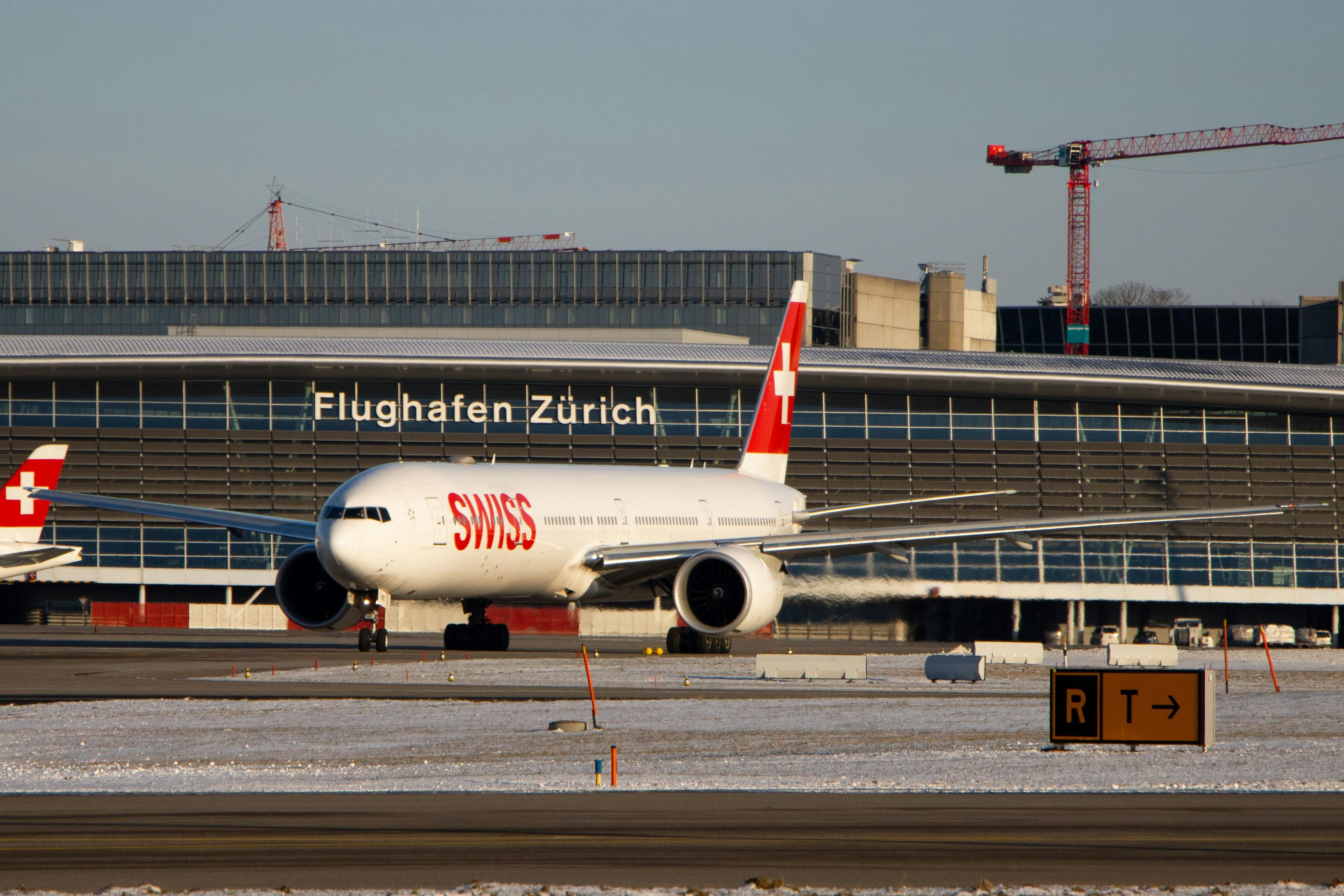 Zürich: modernster Flughafen mit Flugzeugen und beeindruckender Architektur im Winter.