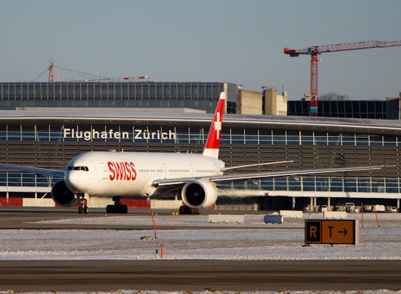 Zürich: modernster Flughafen mit Flugzeugen und beeindruckender Architektur im Winter.