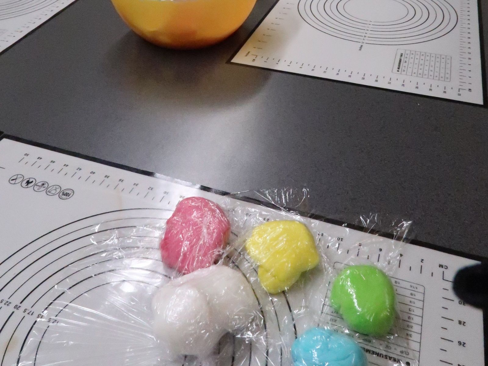 Μαθήματα ζαχαροπλαστικής για τα παιδιά: πολύχρωμη πάστα για δημιουργικές παιδικές δραστηριότητες, ιδανική για πάρτυ και ομάδες.