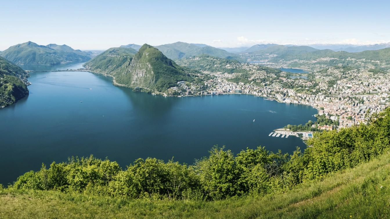 Lugano, jezero se širokým výhledem na město a jezero.