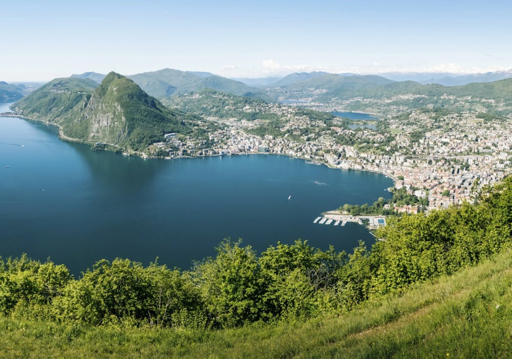 Lugano, sølandskab med udsigt over byen og søen.