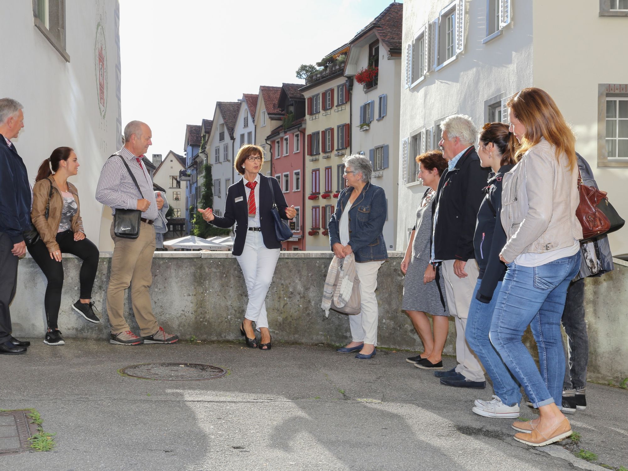 通过库尔古城的城市之旅，欣赏文化亮点和历史建筑。