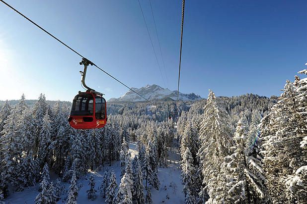 Gondelbahn Pilatus mit schneebedeckten Bergen und Tannen im Winter - ein perfektes Ausflugsziel.