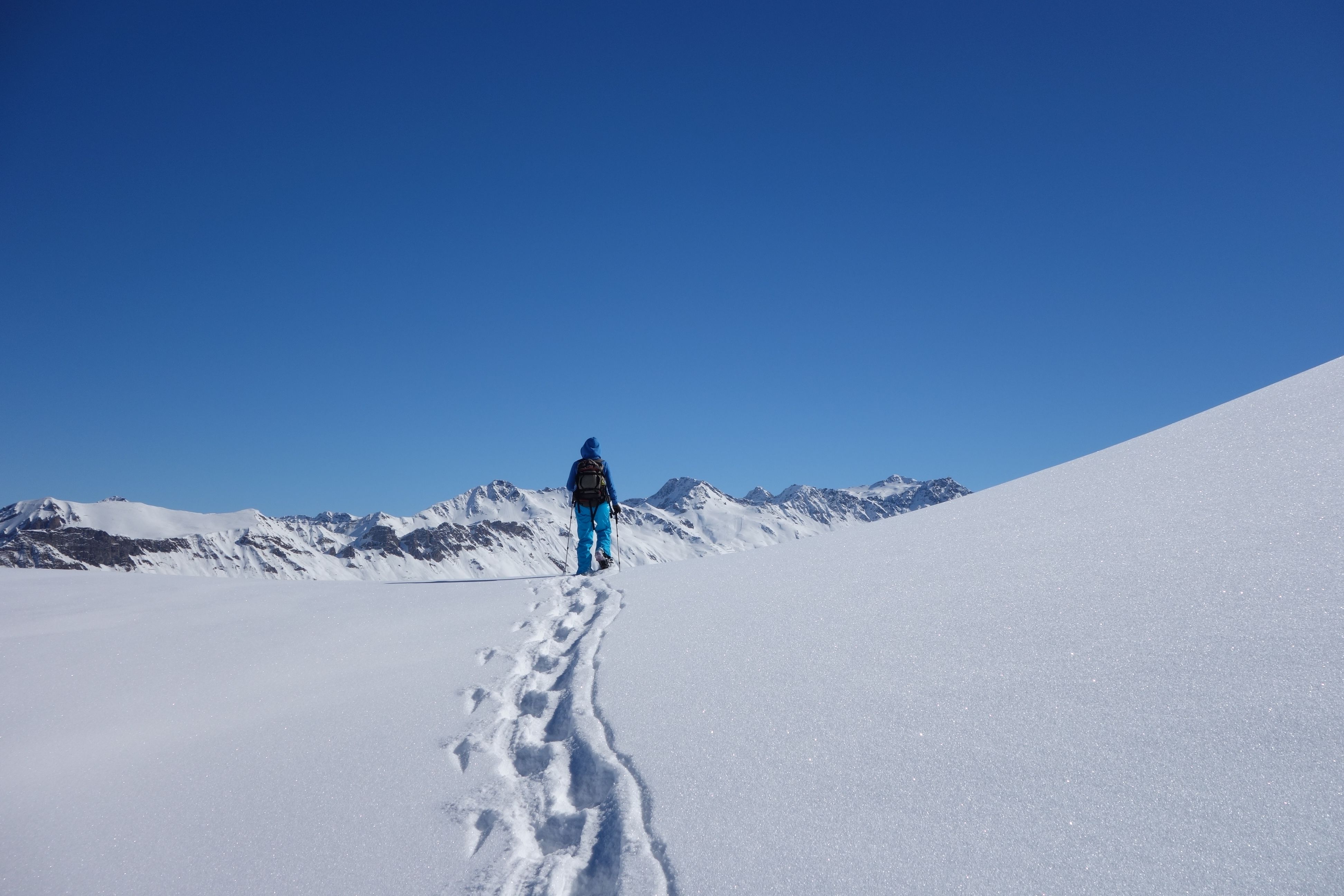 Randonnée en raquettes dans les Alpes, paysage hivernal avec de la neige fraîche.