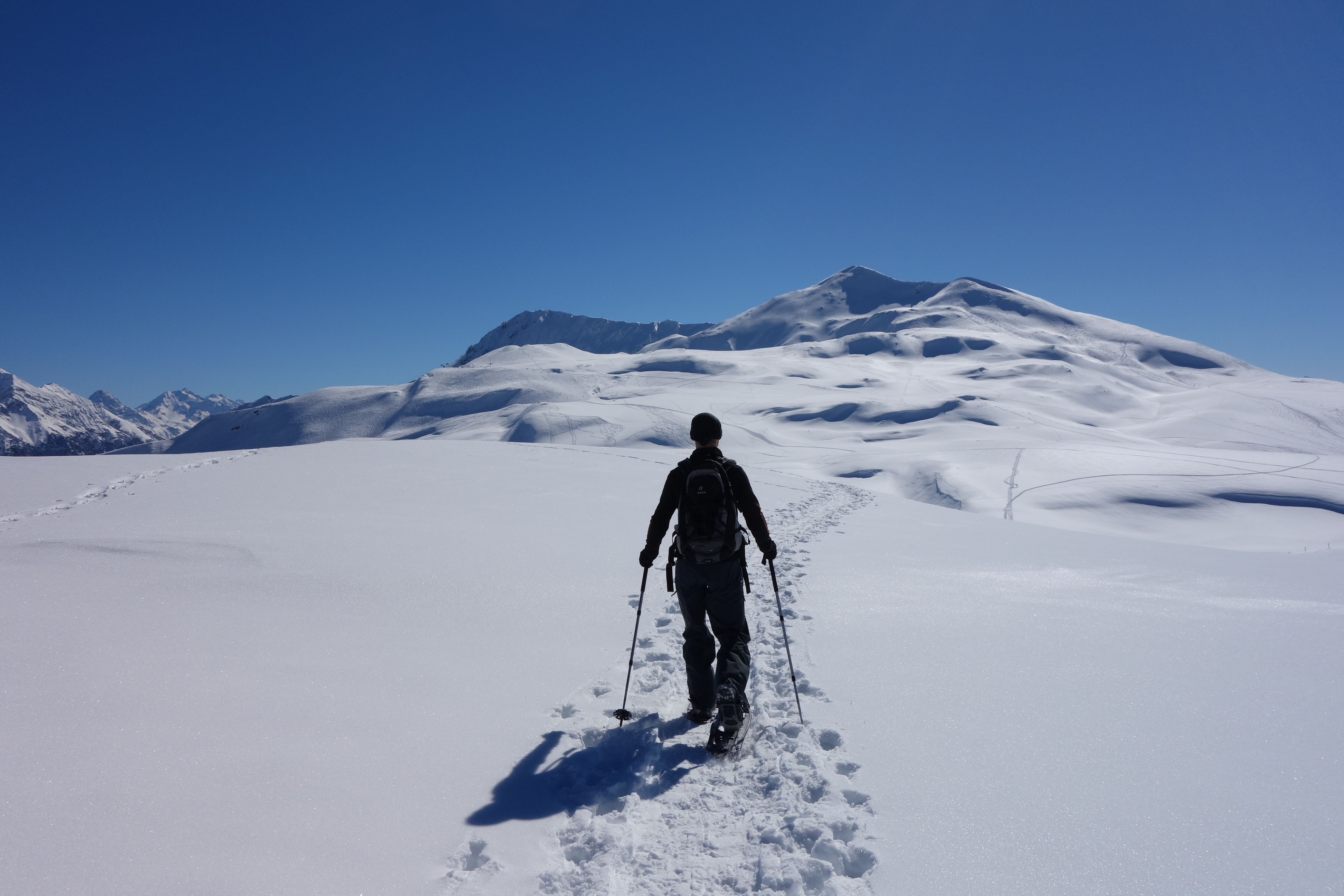 Randonnée en raquettes à neige dans des paysages montagneux enneigés en hiver