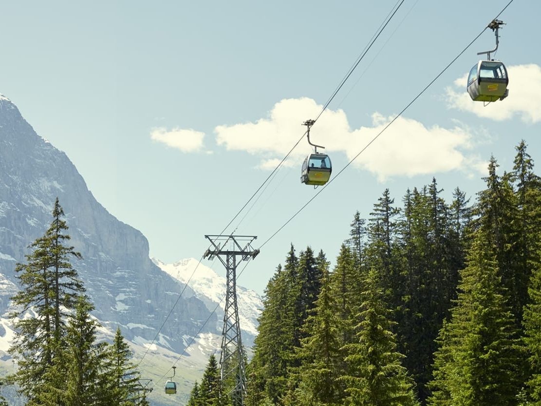 Lanovka Grindelwald First: lanovka na horách, ideální pro turistiku v létě.