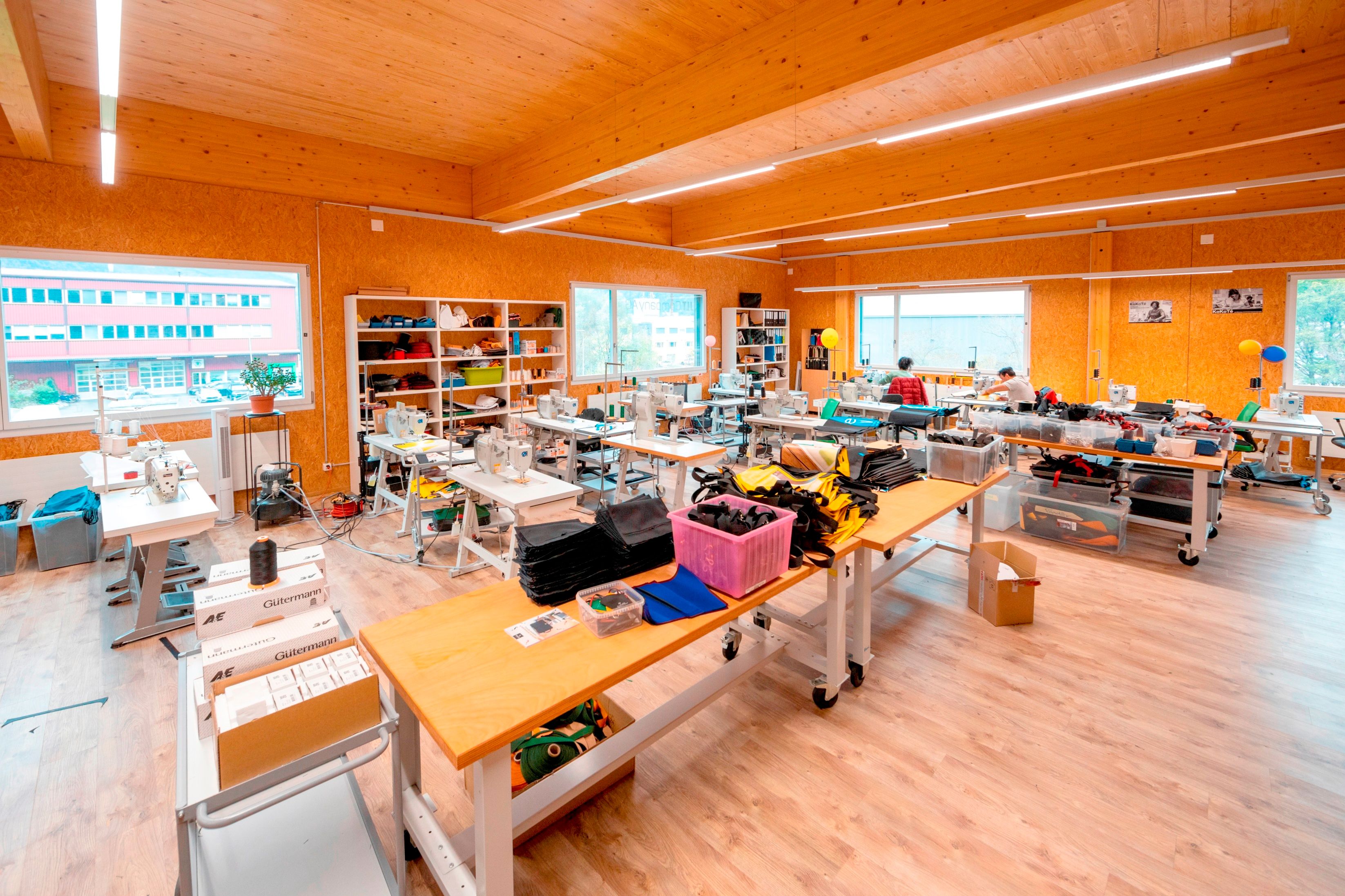 Производственное помещение в Кокотэ с рабочими станциями и машинами для творческих проектов.