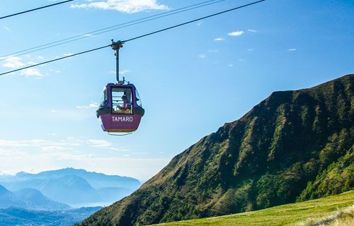 Gondola Monte Tamaro dengan pemandangan ke gunung dan alam sekitar.