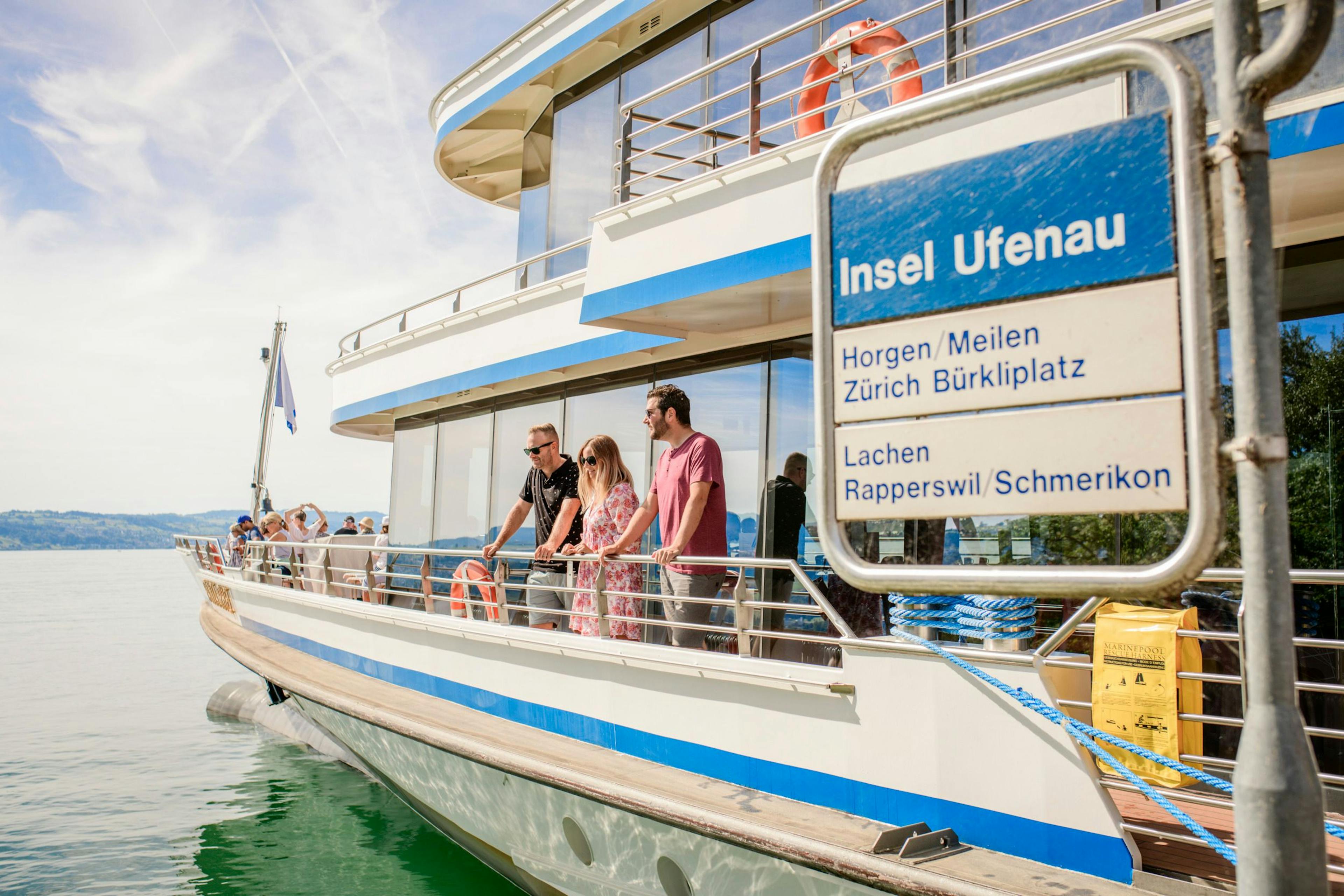 Insel Ufenau: Bootsfahrt auf dem Zürichsee mit Blick auf die Natur und entspannte Atmosphäre.