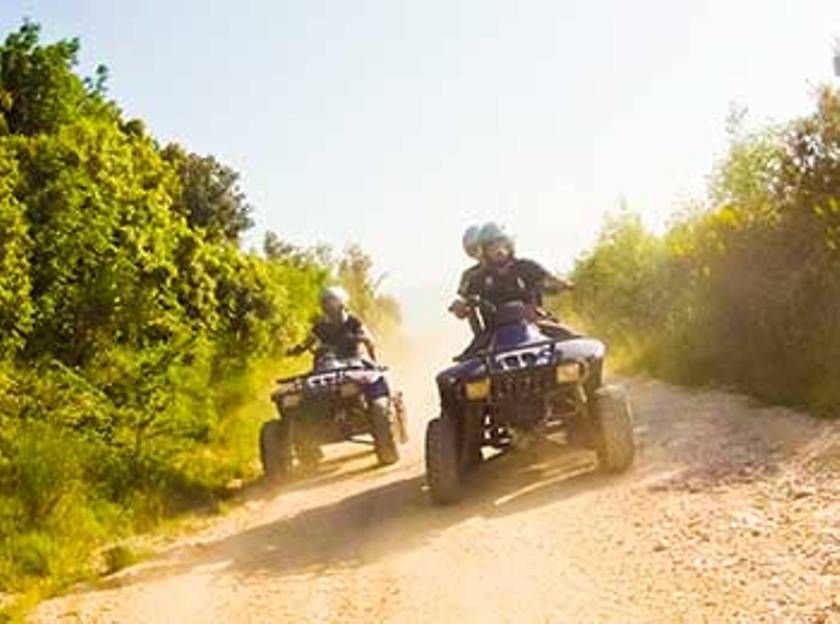 Passeio de quadriciclo em caminho de terra na natureza.