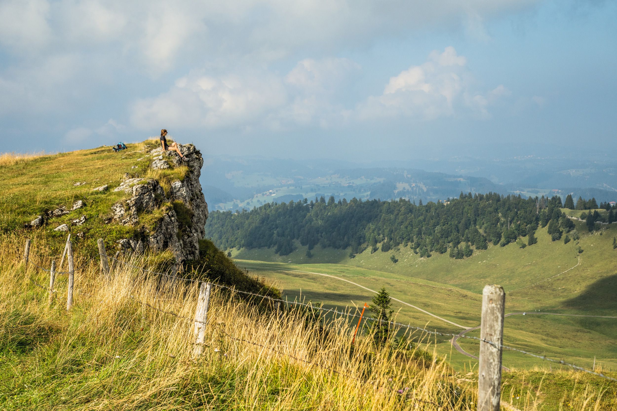 Chasseral: pemandangan menakjubkan dari tebing batu ke bukit hijau dan gunung berhutan