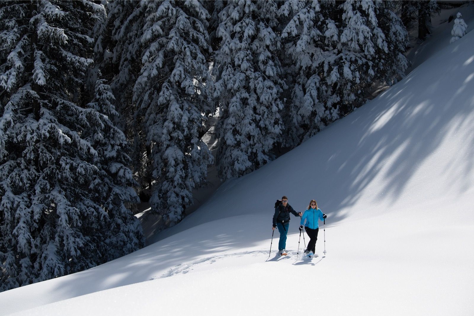 Pilatus: Erkunde beim Schneeschuhlaufen die verschneiten Hänge und die beeindruckende Winterlandschaft.