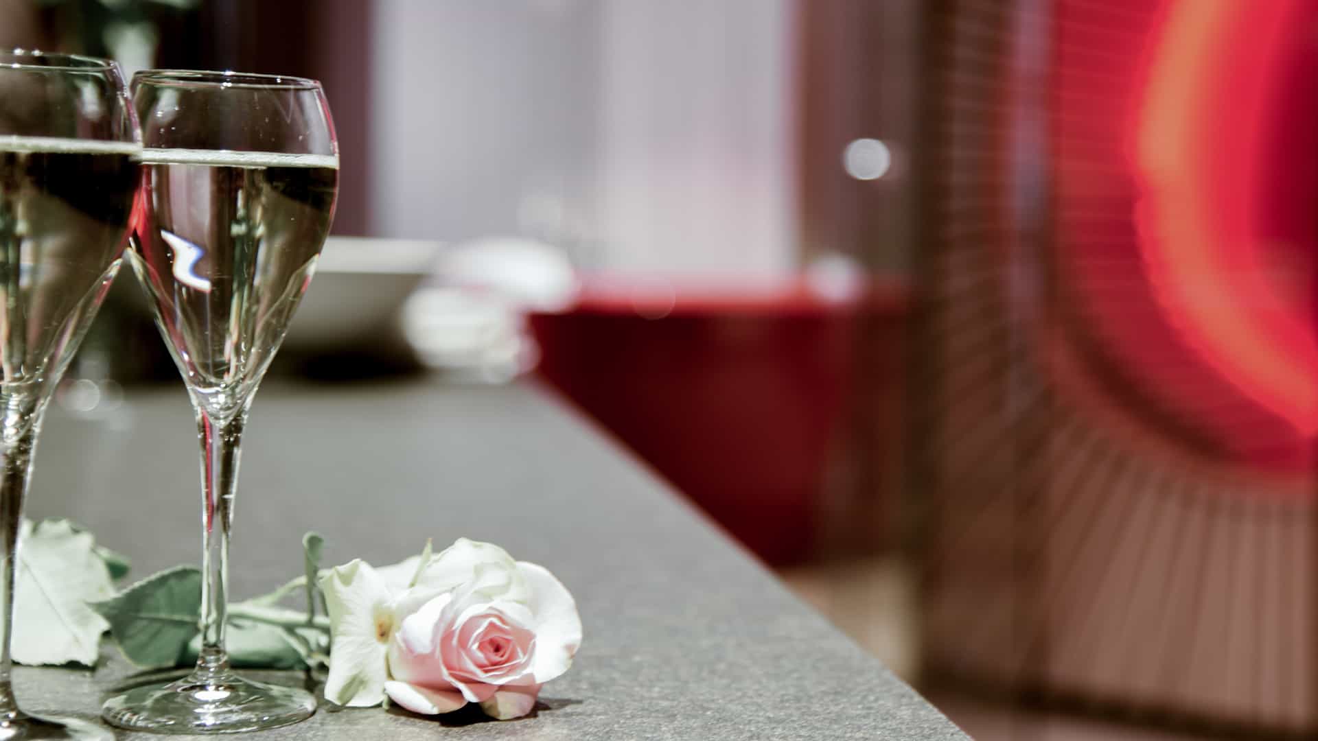 NLA: Geniet van ontspannende uren met rozen decoratie en champagne in het romantische wellnessgebied.