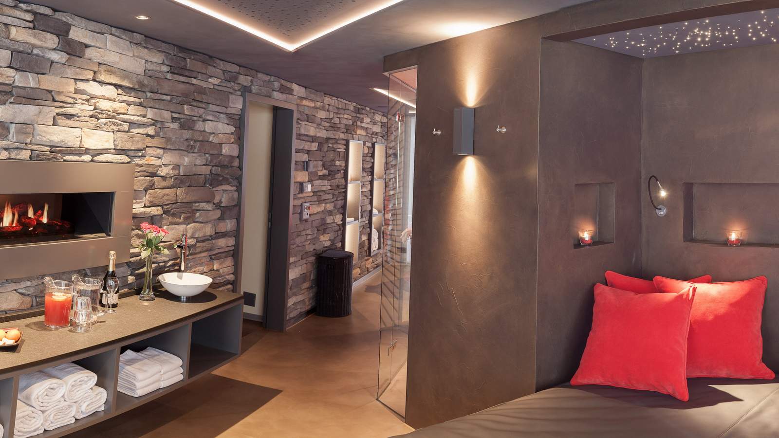 Spa Panorama: hoogwaardige ontspanningsruimte met open haard en moderne inrichting, ideaal voor wellnessliefhebbers