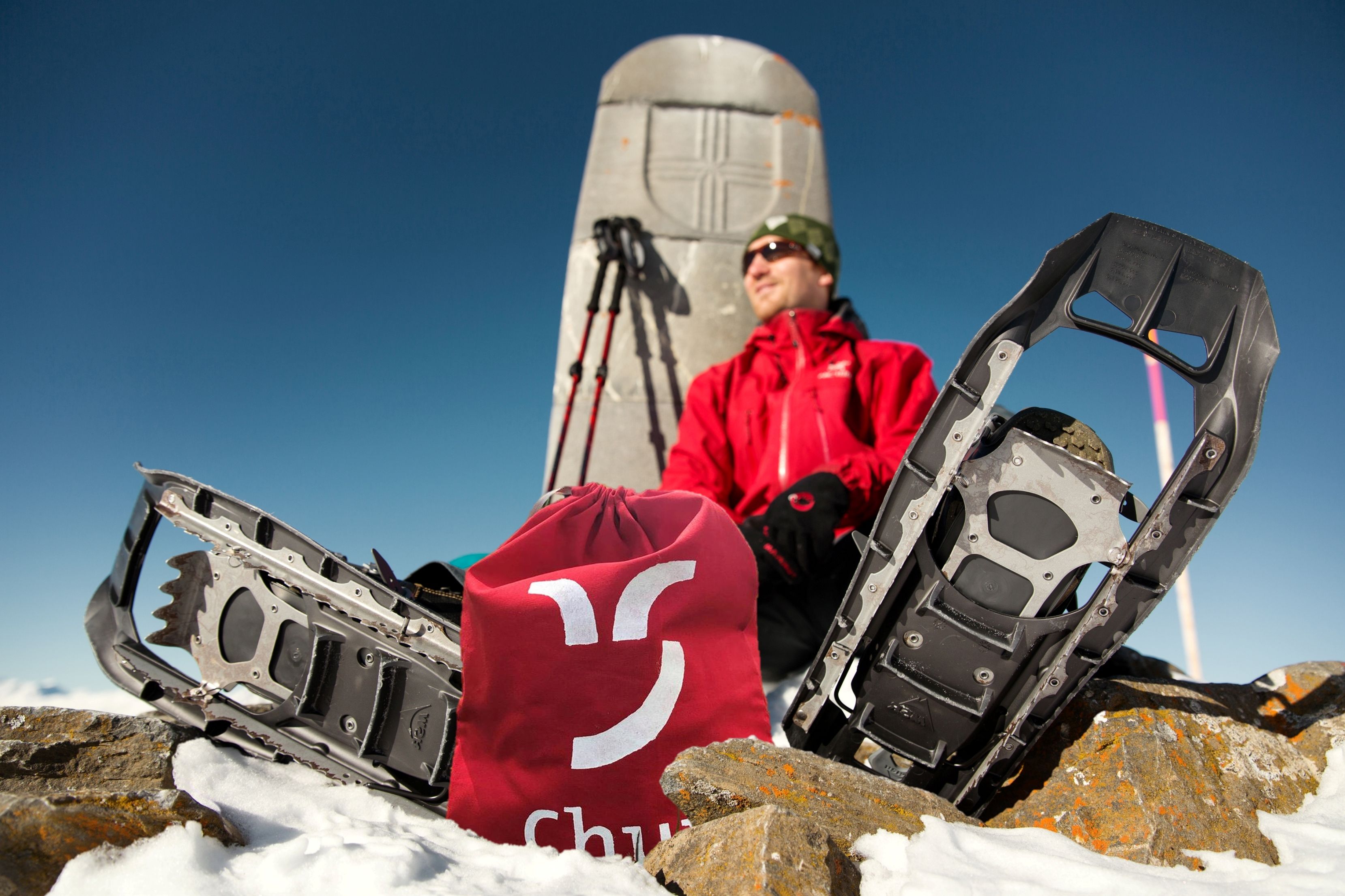 Randonnée en raquettes avec lunch, homme actif en veste rouge, environnement montagnard