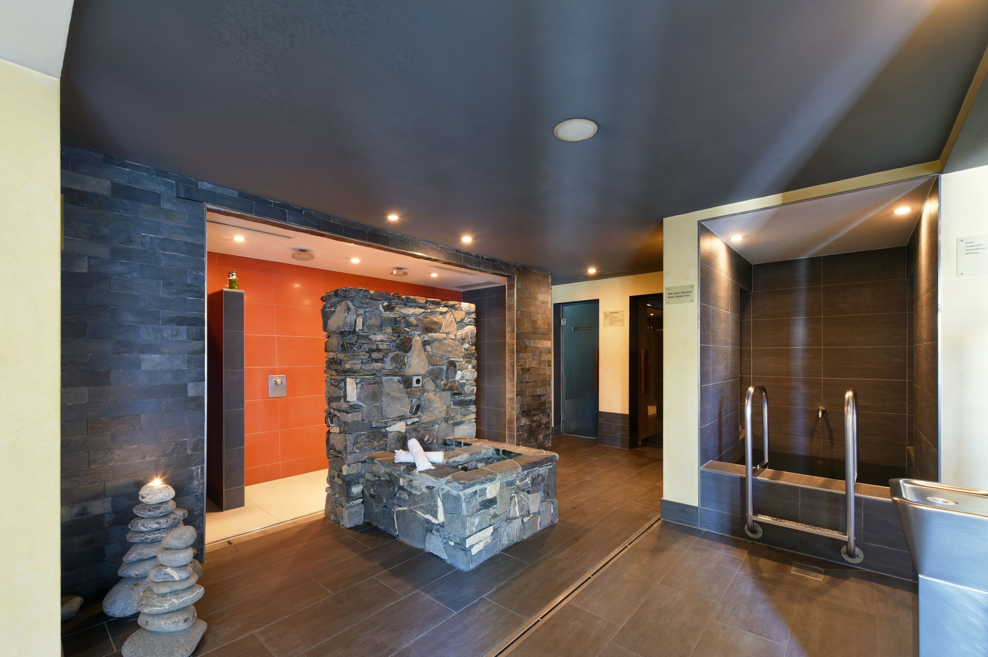 Spa: Ontspannende wellnessruimte met steen elementen en modern design