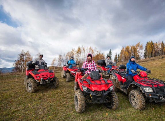 Tour in Quad con ATV nella natura con tempo nuvoloso.