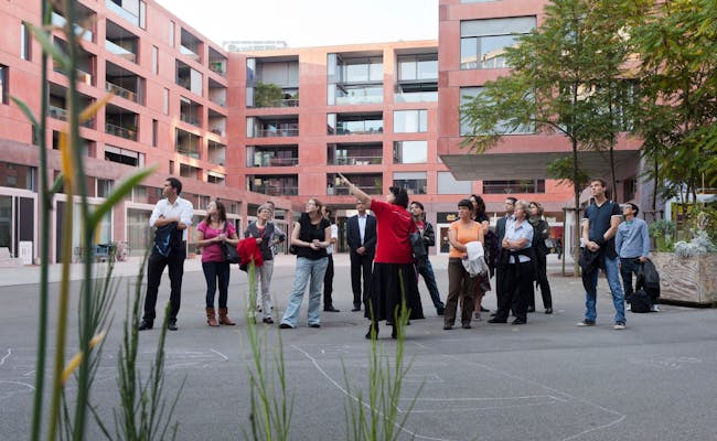 Stadswandeling op het Sulzerareal in Winterthur, deelnemers met gids