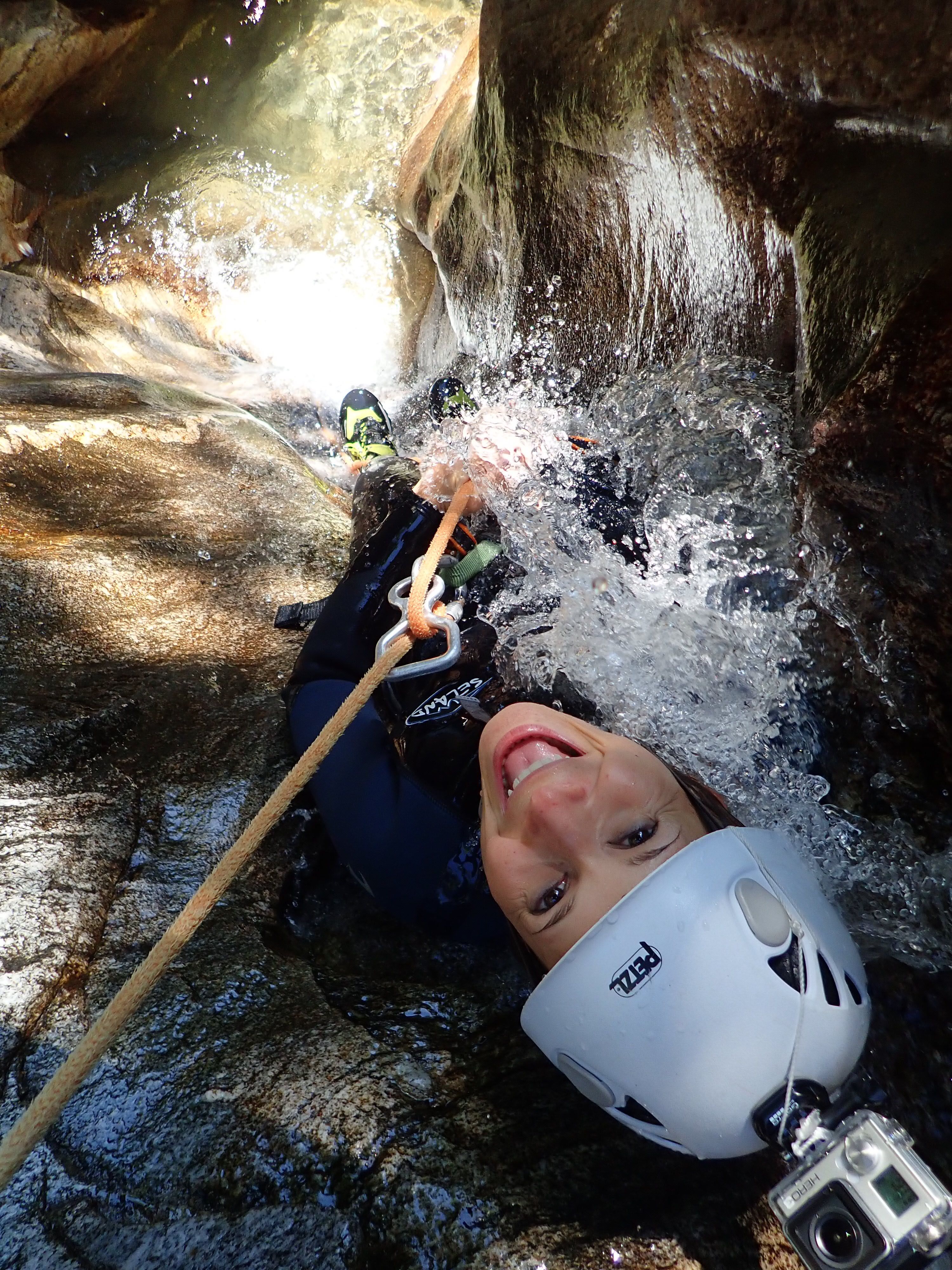 Descente de canyoning en Tessin : vis des aventures passionnantes dans la nature avec des amis et la famille.