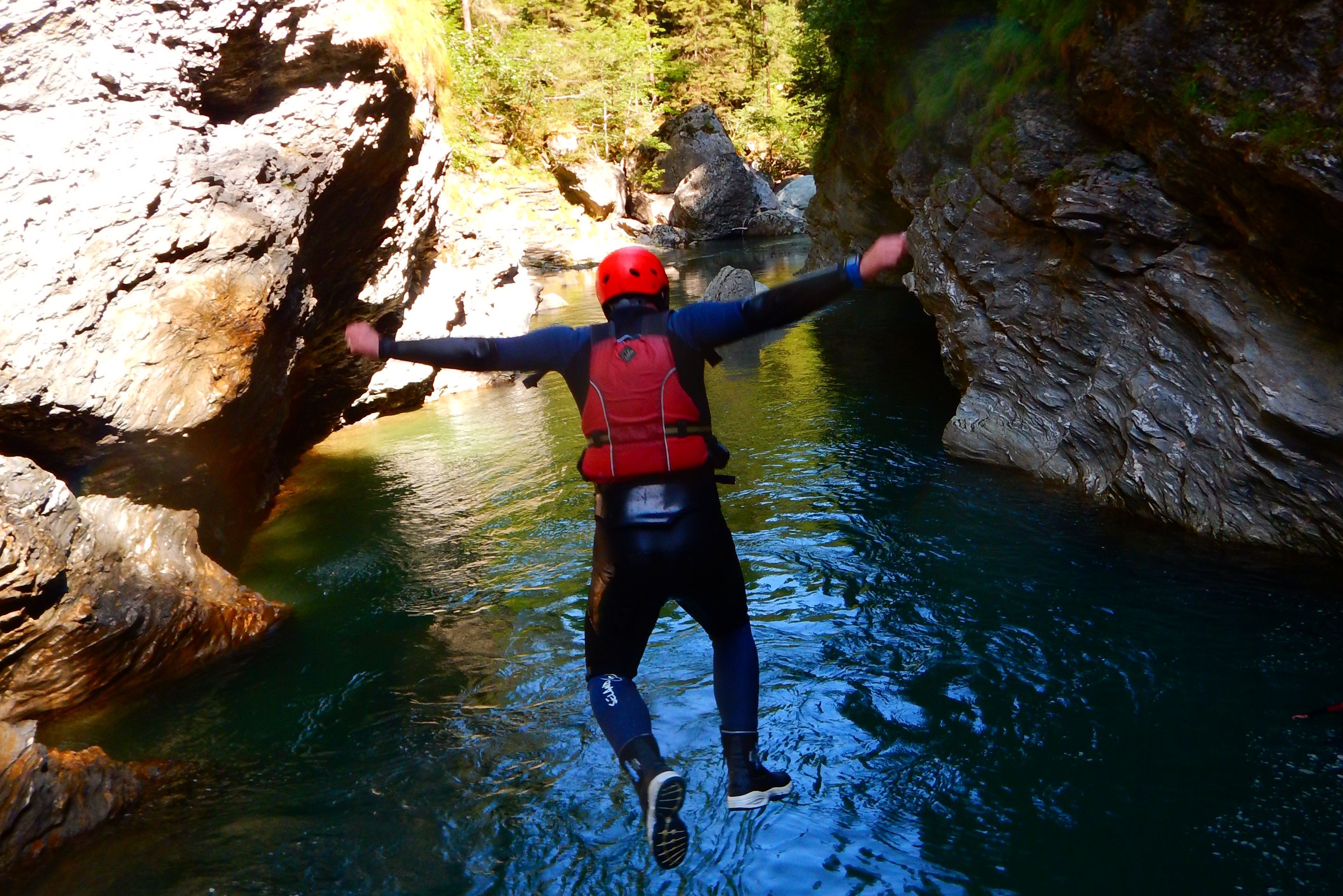 Canyoning à Viamala : découvre l'aventure dans l'eau claire entre des rochers impressionnants.