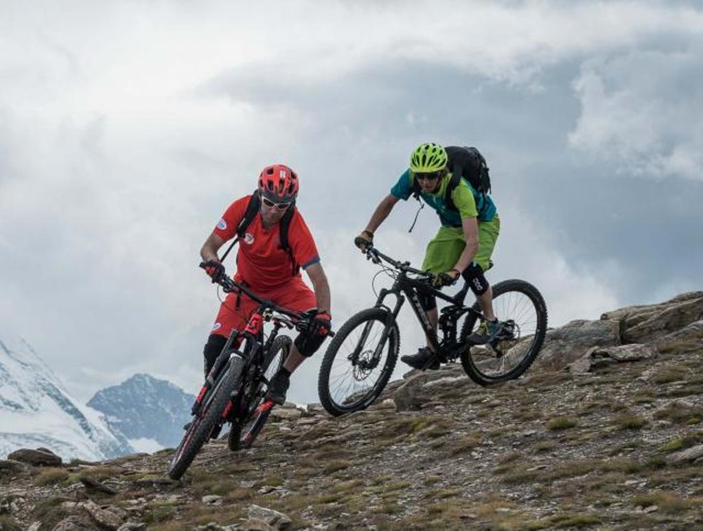 ツェルマットのバイクツアー：アルプスでの友達とのエキサイティングなマウンテンバイクツアー。