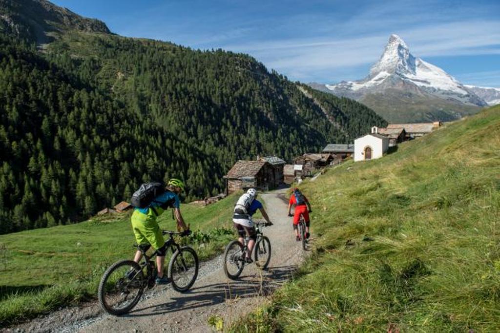 ツェルマッター バイク トレイル: バイクツアーで山と自然の美しい風景を発見しよう。