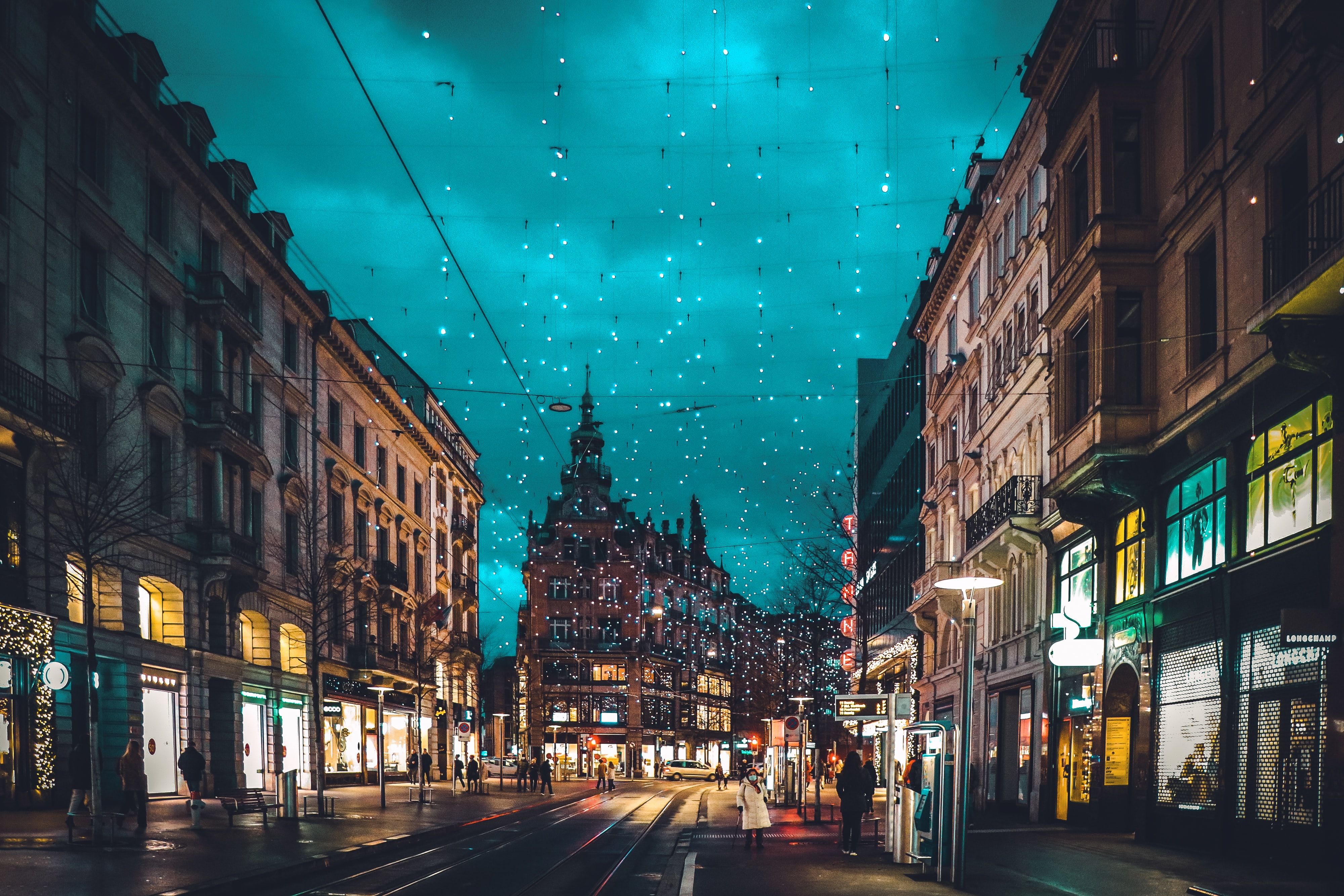 Ζυρίχη: βραδινή αστική θέα με φώτα, αγορές και χειμωνιάτικη ατμόσφαιρα.